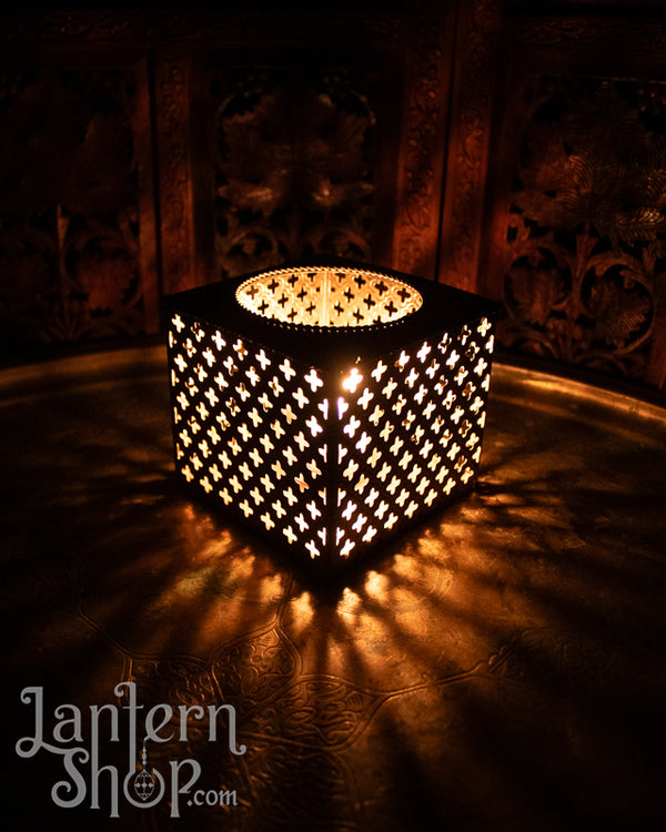 Golden quatrefoils basket lantern